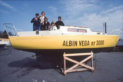 Albin Vega nr 3000 fotograferad på land, 1976. Foto: Eric Carlstedt