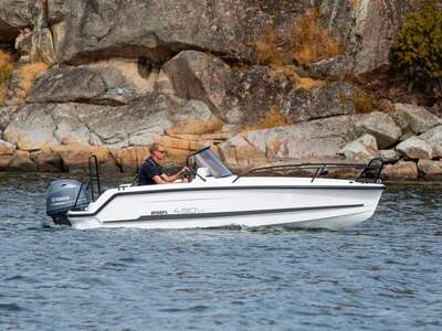 Ryds 490VI Sport i tydlig sidoprofil under gång.