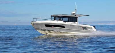 IBIZA Grand Explorer i sjö, sedd från babord sida.