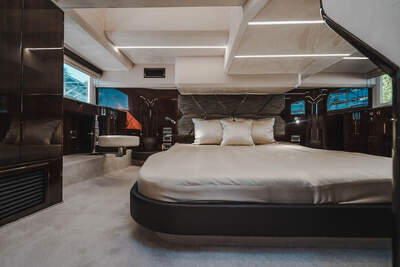 Galeon 410 HTC, masterkabin med fullbreddskoj.