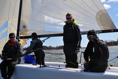 Finsk marinbesättning ombord på en Melges 24. Foto: Musanna