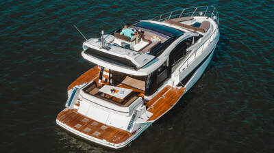 Galeon 470 SKY sedd snett förifrån med skydeck i stängt läge.