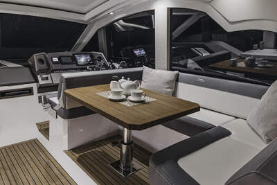 Galeon 425 HTS, officiell bild från modellens interiör eller cockpit.