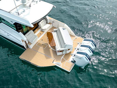 Tiara Yachts 48 LE sedd akterifrån, med utfälld sidoterrass och tre Mercury Verado V12-motorer.