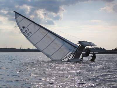 Hobie 18 under upprätning efter kantring. Foto: Henrik Dalgaard