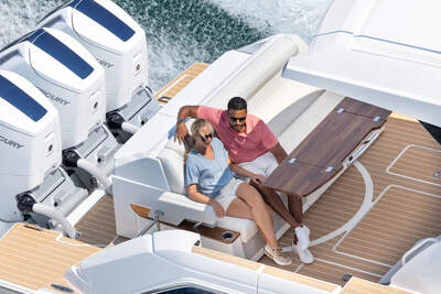 Aftdäcket på Tiara 48 LE med roterande lounge och tre Mercury Verado V12 600-motorer.