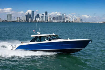 Tiara 56 LS i profil med Miamis skyline i bakgrunden.