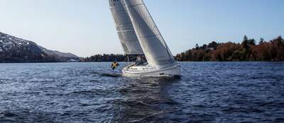 Linjett 34 under segel i skärgårdsmiljö.