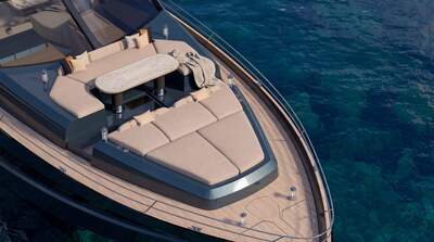 Galeon 700 SKY från förifrån med fokus på skydeck och vindrutor.