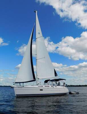 Hunter 356/Legend 356 under segel, sedd från babord. Foto: Ahunt