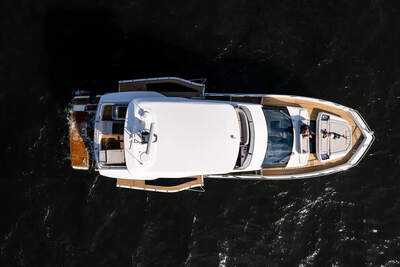 Galeon 560 FLY i exteriörvy med flybridge.