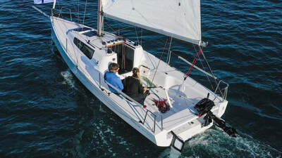 Beneteau First 24 sedd akterifrån under segling; utombordaren syns på akterspegeln.