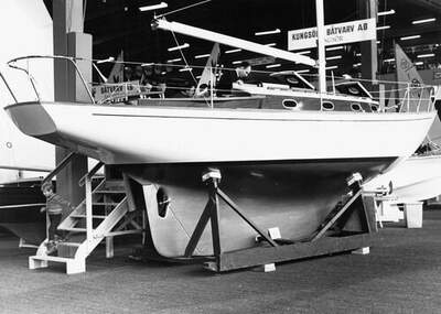 Schelinkryssare på Båtmässan i Älvsjö 1968. Båten var den sista av fyra träbåtar som byggdes vid Kungsörs Båtvarv och användes som plugg för plastversionen.