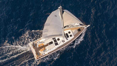 Beneteau Oceanis 52 sedd från luften under segel.