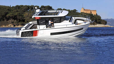 Jeanneau Merry Fisher 895 Sport i planing under färd, vy från styrbord.