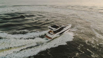 Galeon 470 SKY vid brygga, sedd från babord akter.